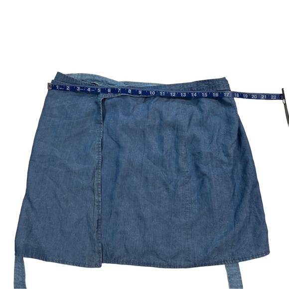 Marine Layer Poppy Reversible Wrap Mini Skirt  Medium Wash Chambray Denim Sz Med - Picture 4 of 16